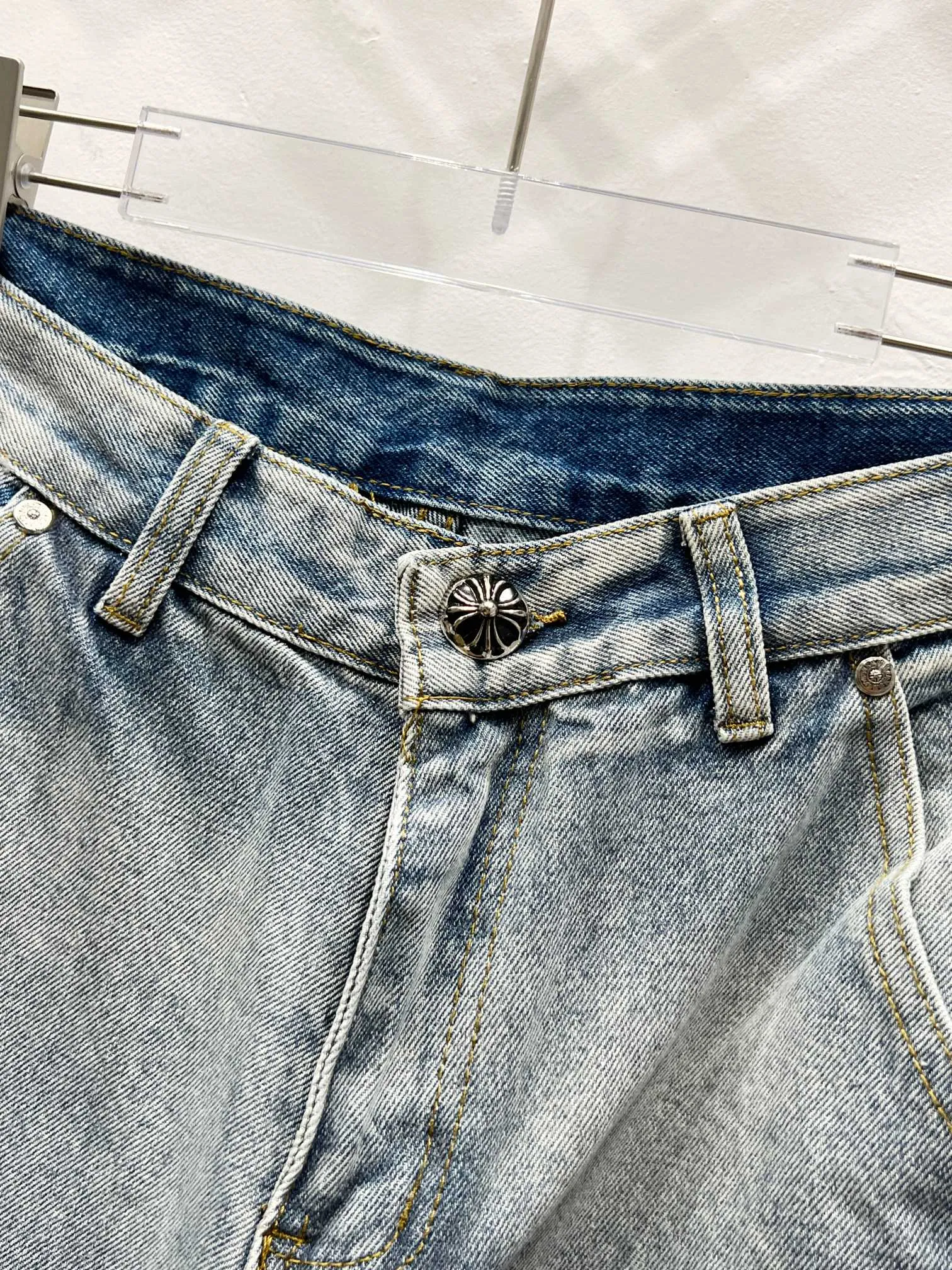 P260 Style No.: (c047) Chrome Hearts & Carhartt 25FW CH workwear logging white and green leather limited edition cow king jeans Chrome Hearts’ most popular color pants are made of beaded canvas fabric, and heavy washing makes the upper body of the fabric more textured and the pants are tall and straight! The three-dimensional cutting of the whole trousers is a masterpiece! The hardware is customized by zp. The beaded canvas fabric is thick and soft after being washed. It has good breathability. Customized small leather label. Unique design. The details are simple and elegant, and the workmanship is exquisite. The whole trousers are neatly routed and the details are in place! It’s so cool that both men and women can easily control the genderless trend!  Size: 28-30-32-34-36